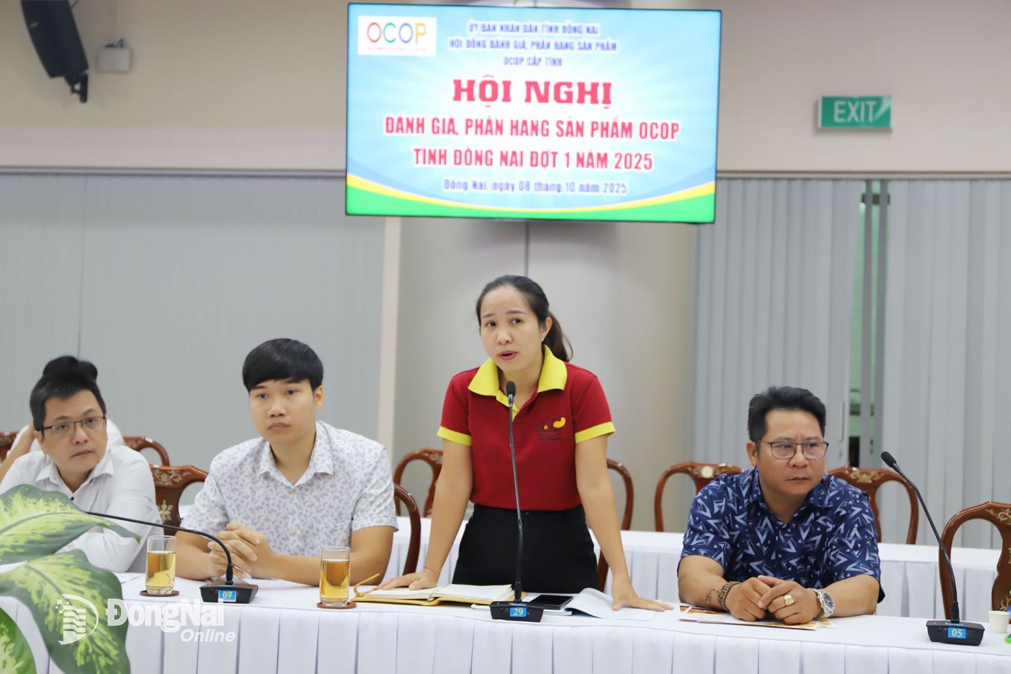 Representative of Golden Cashew Nuts Company Limited (Phu Rieng Commune) introduced the company's products at the conference. Photo: B.Nguyen 