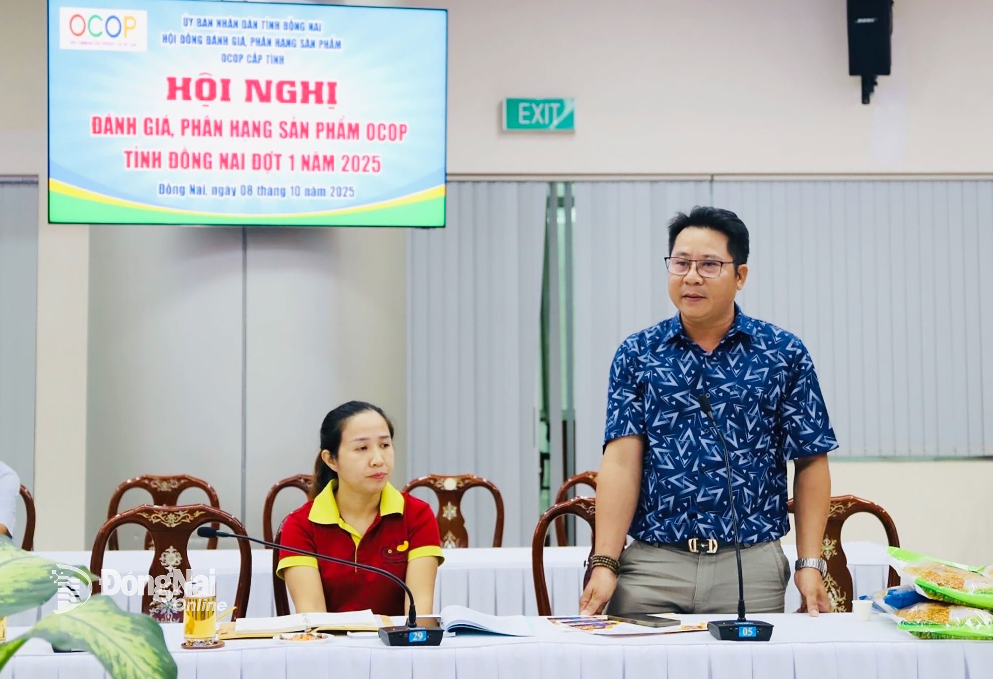Representative of Nhat Long Cashew Import Export Trading and Service Production Company Limited (Phu Rieng Commune) introduced OCOP products at the conference. Photo: B.Nguyen 