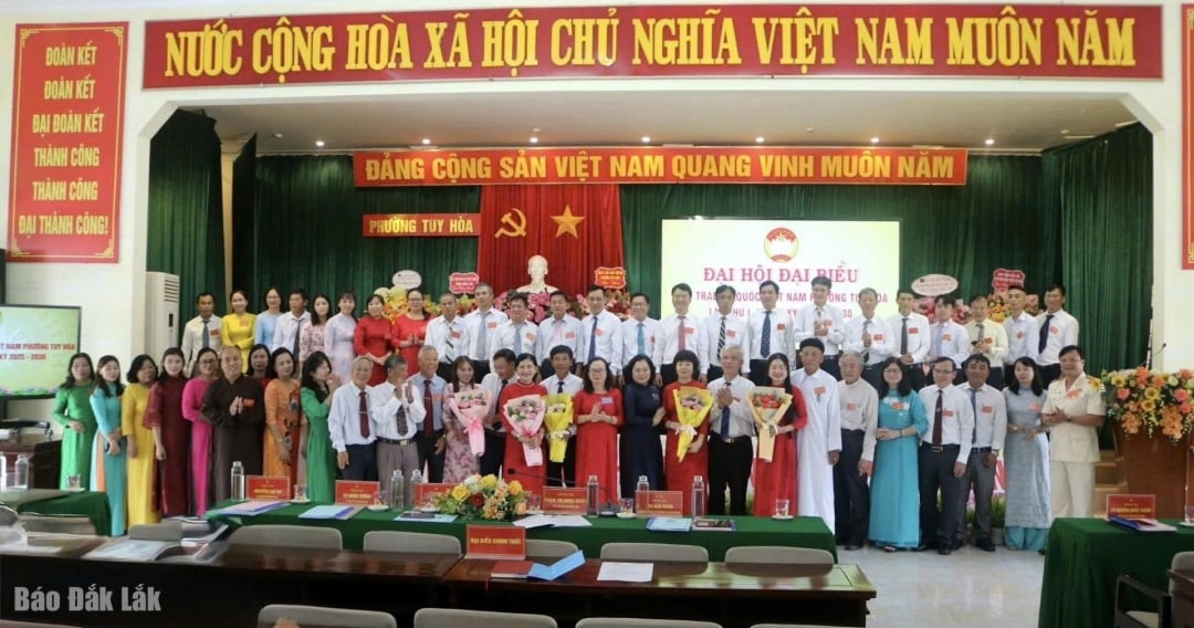 សមាជិកគណៈកម្មាធិការមជ្ឈិមរណសិរ្សមាតុភូមិវៀតណាមនៃវួដ Tuy Hoa ណែនាំខ្លួនដល់អង្គសន្និបាត។
