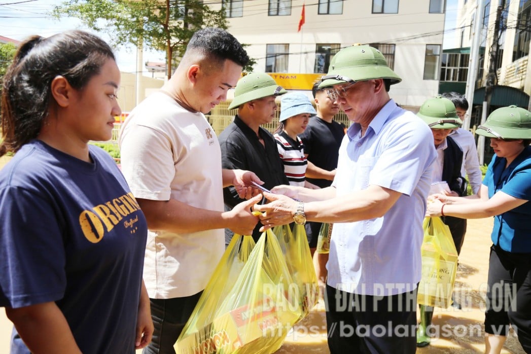 Đồng chí Hoàng Văn Nghiệm, Bí thư Tỉnh ủy, Trưởng Đoàn đại biểu Quốc hội tỉnh tặng quà người dân xã Hữu Lũng