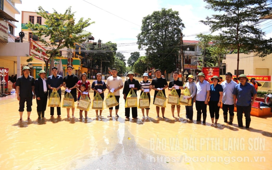 Đồng chí Hồ Đức Phớc, Phó Thủ tướng Chính phủ cùng lãnh đạo tỉnh tặng quà người dân bị ảnh hưởng ngập lụt trên địa bàn xã Hữu Lũng
