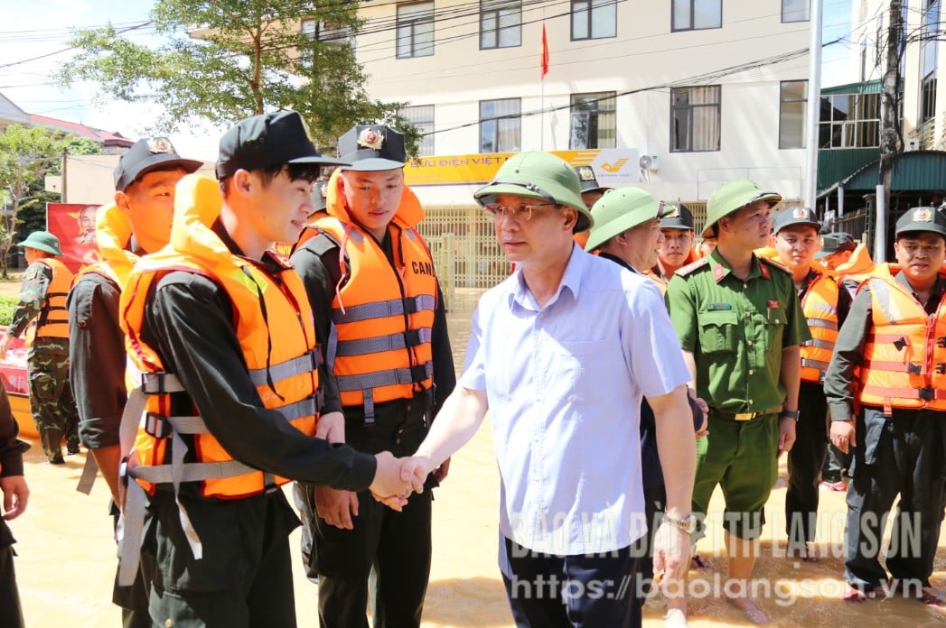 Đồng chí Hoàng Văn Nghiệm, Bí thư Tỉnh ủy, Trưởng đoàn ĐBQH tỉnh động viên các lực lượng làm nhiệm vụ ứng phó ngập lụt