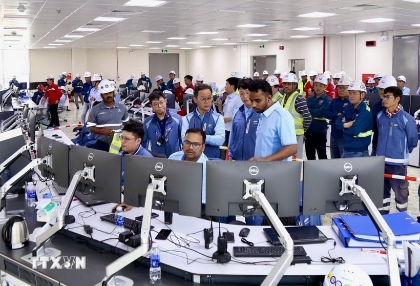 Führungskräfte und Ingenieure von PV Power haben das Kraftwerk Nhon Trach 3 offiziell in Betrieb genommen und an das nationale Stromnetz angeschlossen. (Foto: VNA)