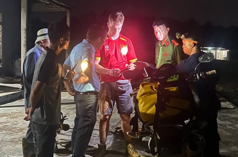 বৃষ্টি ও বাতাসের মধ্যে গভীর জঙ্গলে হারিয়ে যাওয়া দুই ডাচ পর্যটককে উদ্ধার করেছে পুলিশ -০