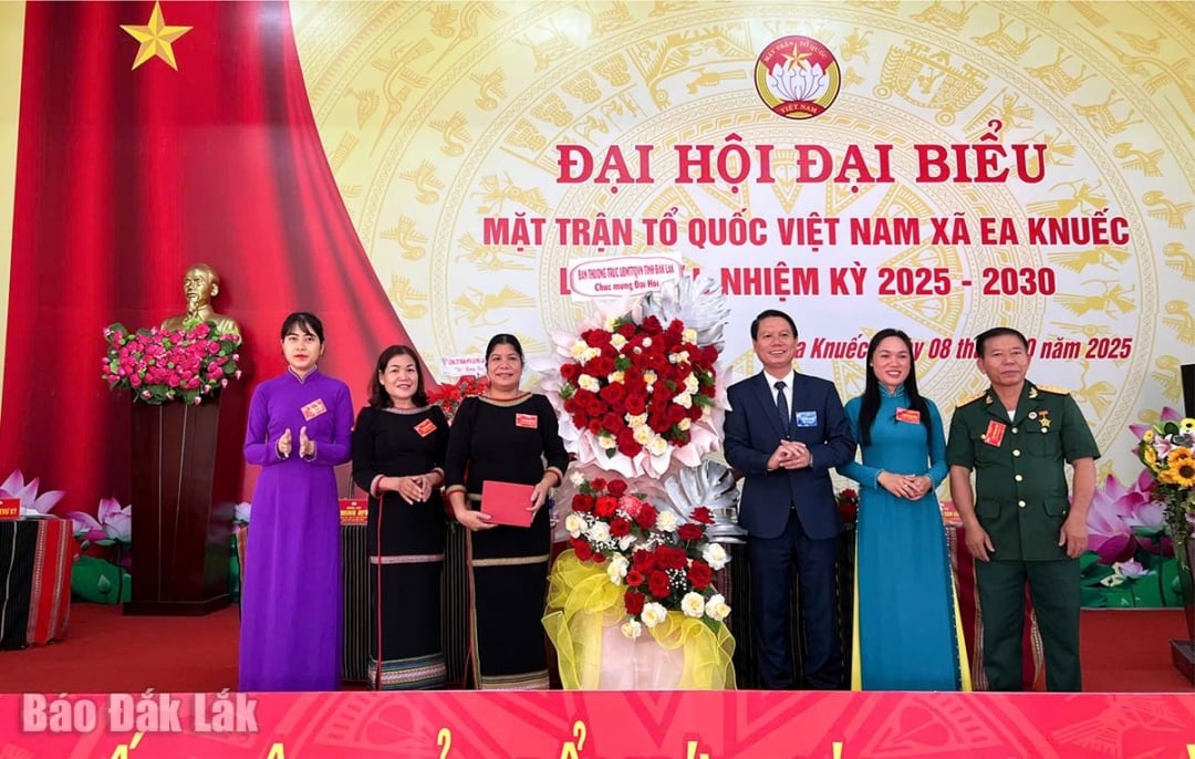 Vice ordförande för den provinsiella Vietnams fosterlandsfrontskommitté, sekreterare för den provinsiella ungdomsunionen, Luong Minh Tung, överlämnade blommor för att gratulera kongressen.