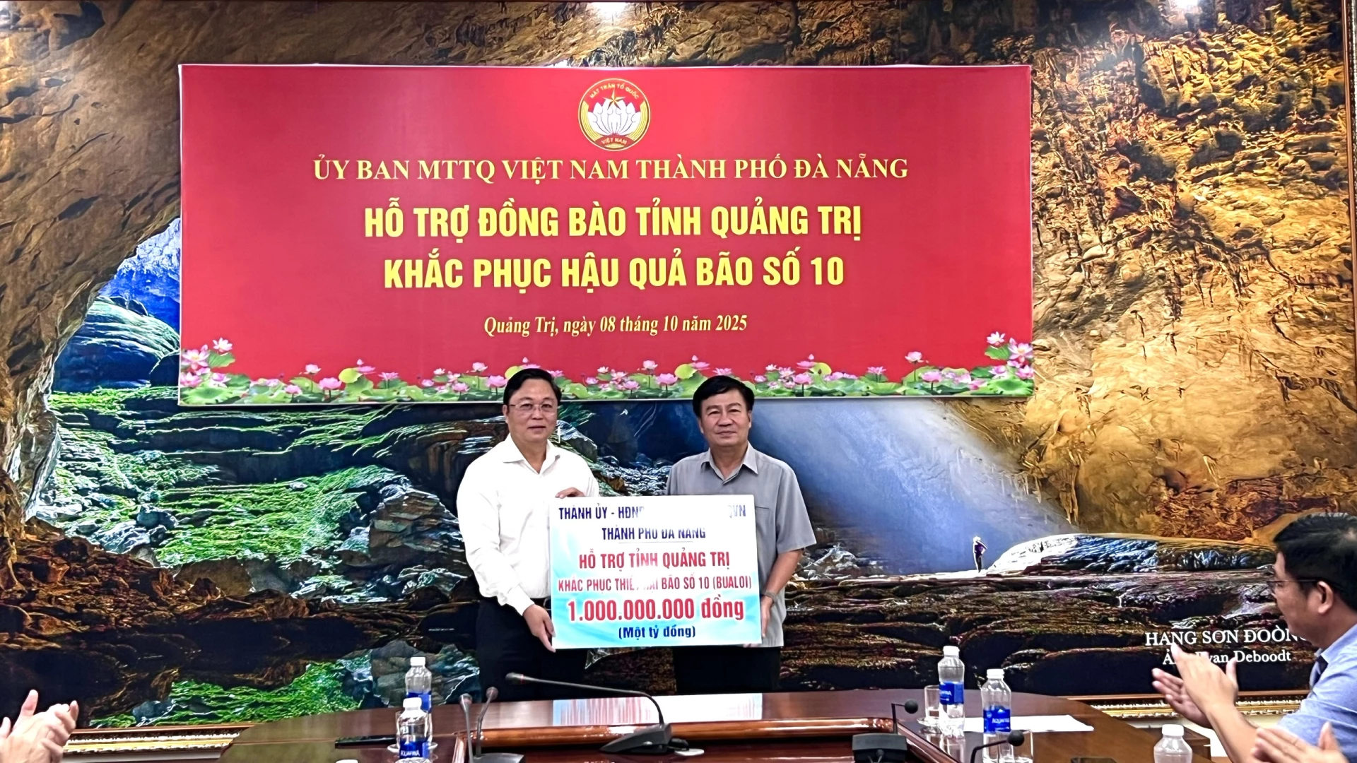 ຄະນະ​ຜູ້​ແທນ​ນະຄອນ ດ່າໜັງ ​ໄດ້​ມອບ​ເງິນ 1 ຕື້​ດົ່ງ​ໃຫ້​ແຂວງ ກວາງ​ຈິ ​ເພື່ອ​ຜ່ານ​ຜ່າ​ຜົນ​ຮ້າຍ​ຢ້ອນ​ຫຼັງ​ຈາກ​ພາຍຸ​ເລກ 10.