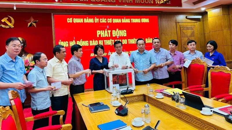 មន្ត្រី សមាជិកបក្ស និងនិយោជិតនៃគណៈកម្មាធិការបក្ស នៃអង្គភាពមជ្ឈិម ចូលរួមចែករំលែកការខាតបង់របស់ប្រជាពលរដ្ឋនៅតំបន់រងគ្រោះដោយទឹកជំនន់។