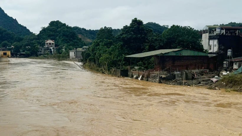 Thủy điện đầu nguồn xả lũ khiến nước sông Miện, sông Lô qua phường Hà Giang 1 và 2 dâng cao.