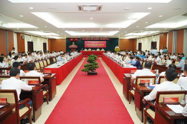 Đại hội Đảng bộ TP.HCM lần thứ I không nhận quà tặng và hoa chúc mừng - Ảnh 1.