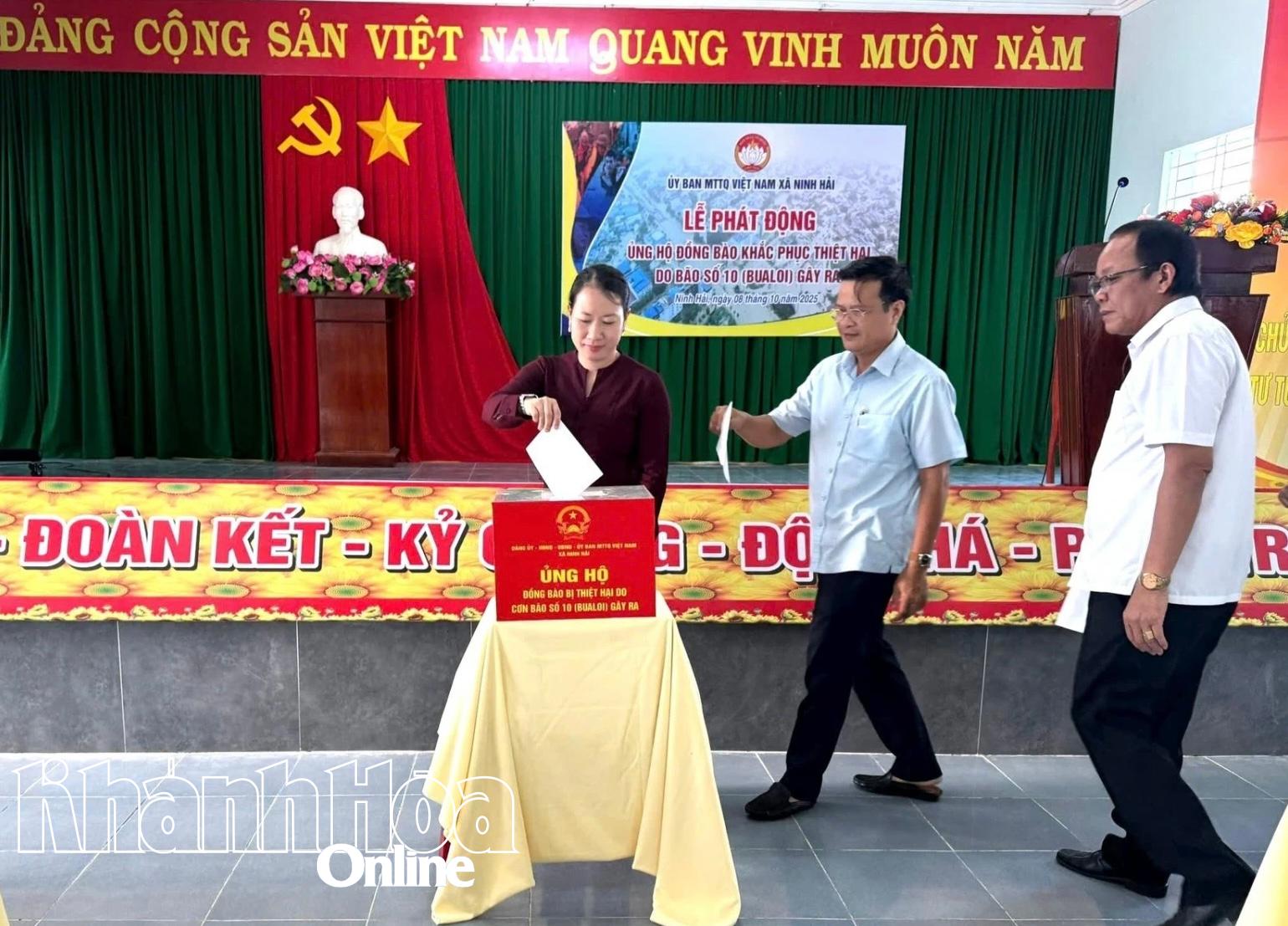 Lãnh đạo xã Ninh Hải tham gia ủng hộ đồng bào miền Trung khắc phục hậu quả bão số 10.