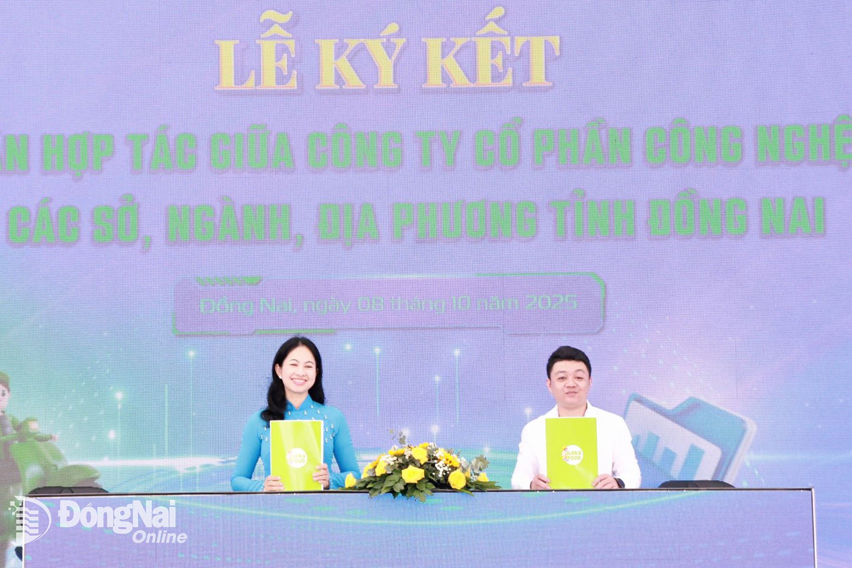 តំណាងក្រុមហ៊ុន ILOKA Technology Joint Stock Company បានចុះហត្ថលេខាលើអនុស្សរណៈយោគយល់គ្នាស្តីពីកិច្ចសហប្រតិបត្តិការជាមួយអង្គភាព និងមូលដ្ឋាន។ រូបថត៖ Nga Son 