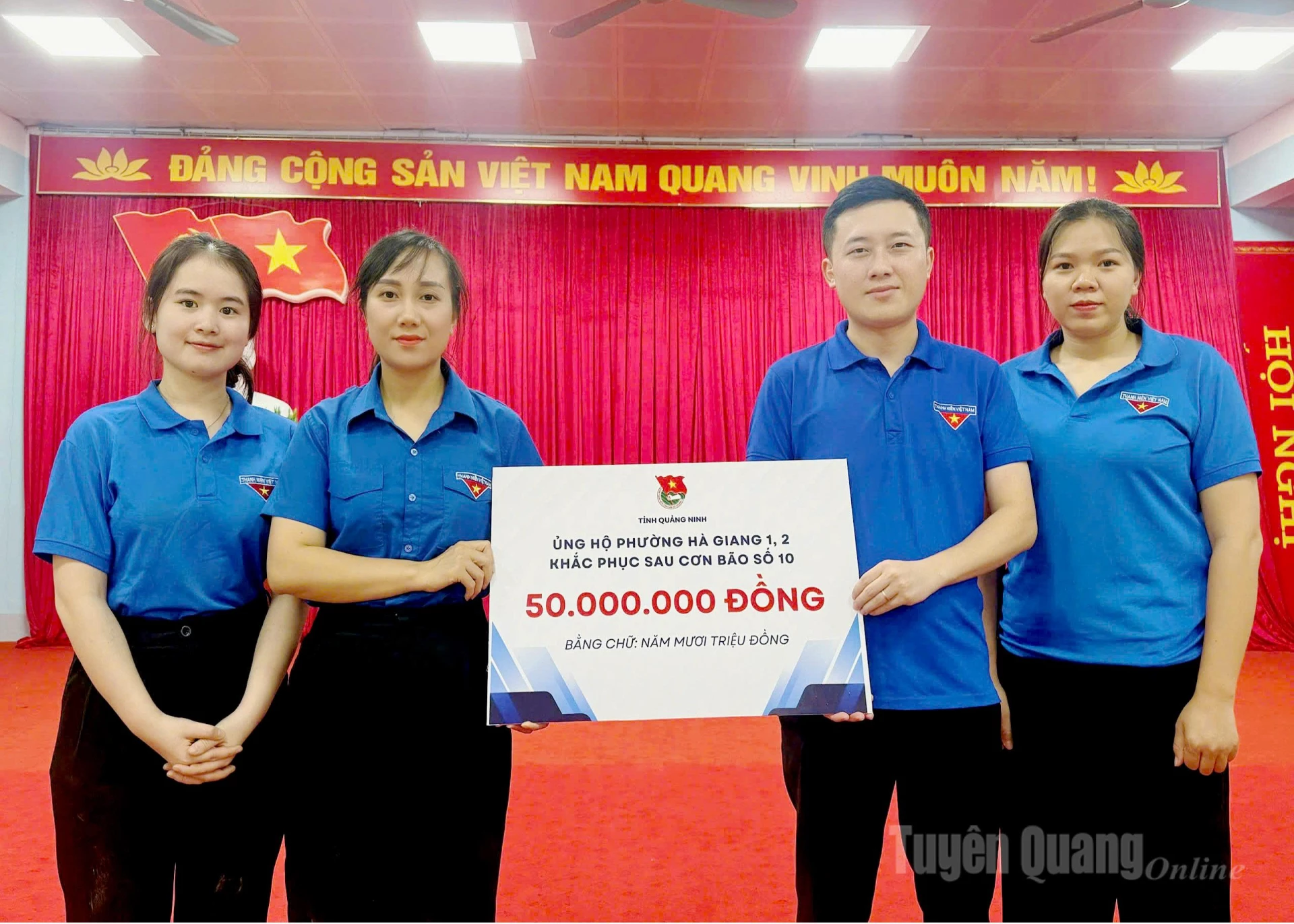សម្ព័ន្ធយុវជនខេត្ត Tuyen Quang បានទទួលថវិកាចំនួន ៥០លានដុង ដើម្បីជំនះផលវិបាកនៃព្យុះ និងទឹកជំនន់ ដែលផ្តល់ដោយសម្ព័ន្ធយុវជនខេត្ត Quang Ninh។