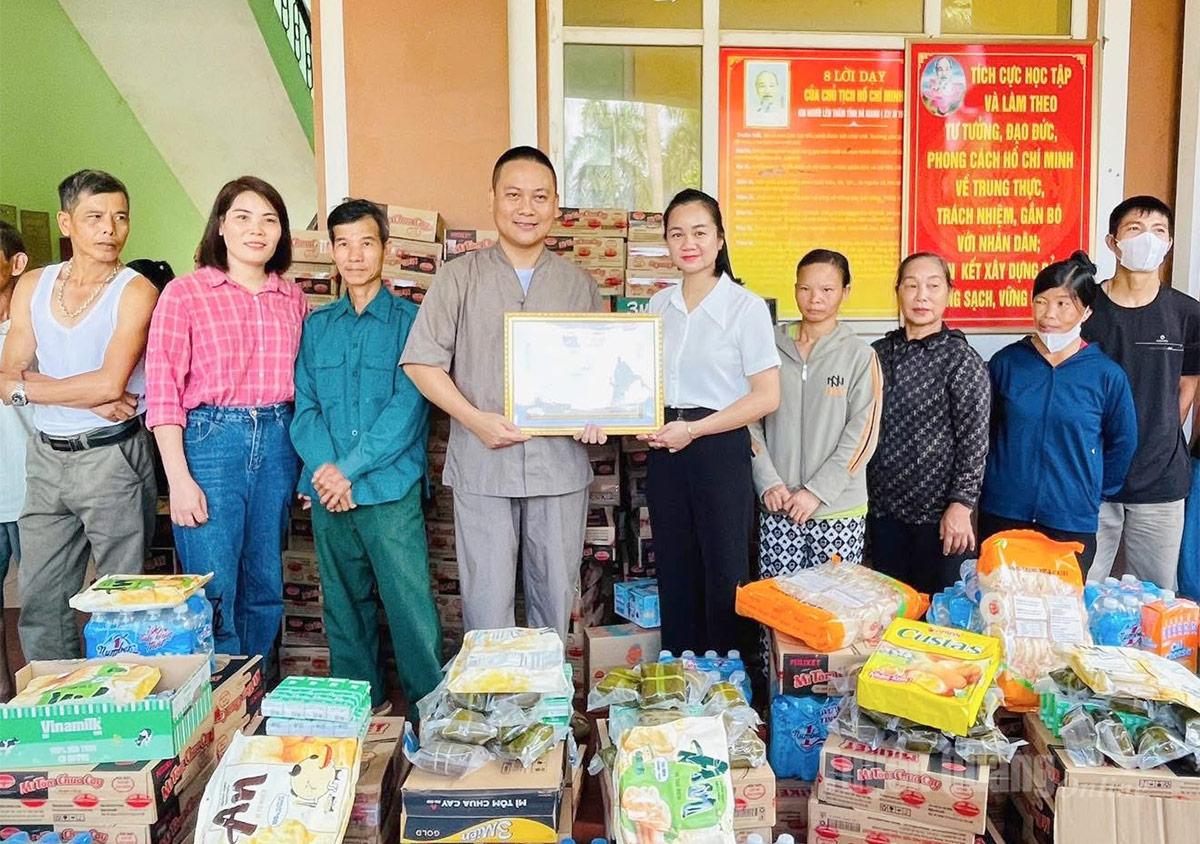 ក្រុមសប្បុរសធម៌ខេត្ត Dak Lak ផ្តល់អំណោយជួយប្រជាជននៅឃុំ Vi Xuyen ដែលរងគ្រោះដោយព្យុះលេខ ១០។