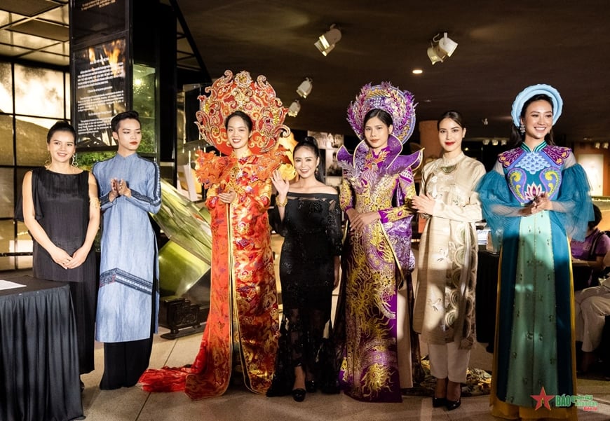 Trình diễn trang phục dân tộc quốc tế “Bước chân di sản”