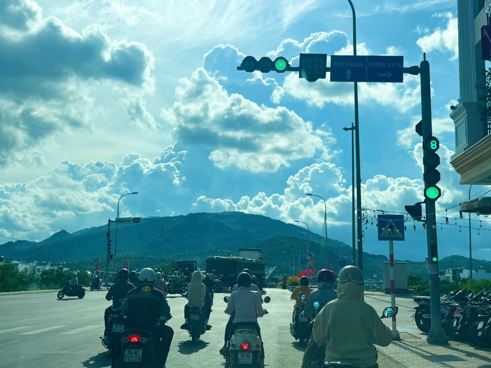 ភ្លើងចរាចរណ៍នៅចំនុចប្រសព្វនៃផ្លូវ To Huu និង Vo Van Kiet ត្រូវបានជួសជុលឡើងវិញ។
