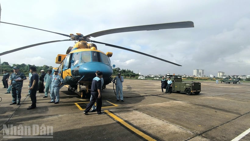 Ministry of National Defense helicopters on their way to provide relief to Lang Son province. (Photo: TRUONG SON)
