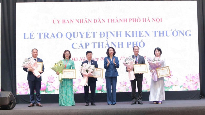 Hanoi Halk Komitesi liderleri, Hanoi Pediatri Derneği'nin kuruluş töreninde birimlere ve bireylere Liyakat Sertifikaları takdim etti.