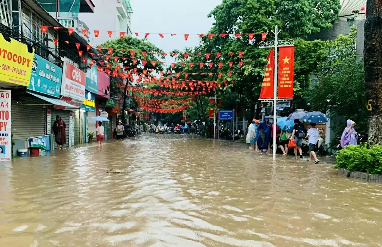 Hà Nội: Mưa lớn, nhiều trường thông báo khẩn cho học sinh nghỉ học hôm nay (7/10)