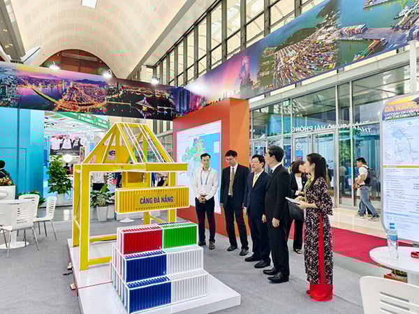 Các đại biểu tham quan gian trưng bày của Cảng Đà Nẵng tại FWC 2025.