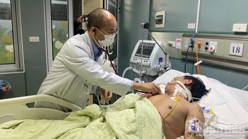 اقترحت وزارة الصحة زيادة البدلات الخاصة لموظفي الخدمة المدنية والعاملين في القطاع العام والقوات المسلحة في المرافق الصحية العامة. (صورة: DO THOA)