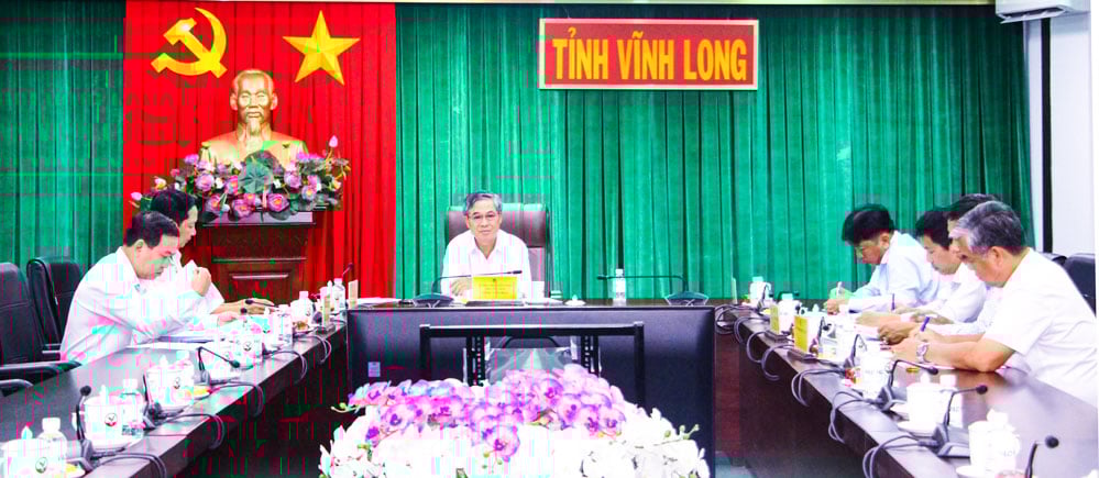 ທ່ານ​ຮອງ​ປະທານ​ຄະນະ​ກຳມະການ​ປະຊາຊົນ​ແຂວງ - ຫວູວັນ​ຮ່ວາ ທີ່​ການ​ເຮັດ​ວຽກ​ກັບ​ພະ​ແນ​ກກະສິກຳ ​ແລະ ສິ່ງ​ແວດ​ລ້ອມ.