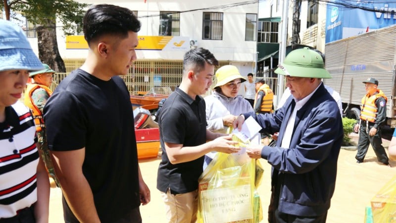 Wakil Perdana Menteri Ho Duc Phoc memberikan hadiah kepada masyarakat yang terkena dampak banjir di desa Huu Lung, provinsi Lang Son.