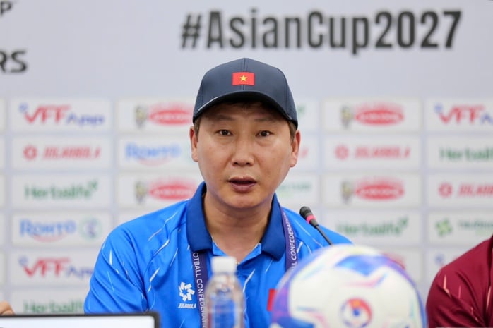 HLV Kim Sang-sik nói về biến động của bóng đá Malaysia - Ảnh 1.