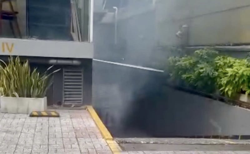 Rechtzeitige Brandlöschung im Parkhaus eines 11-stöckigen Gebäudes -0