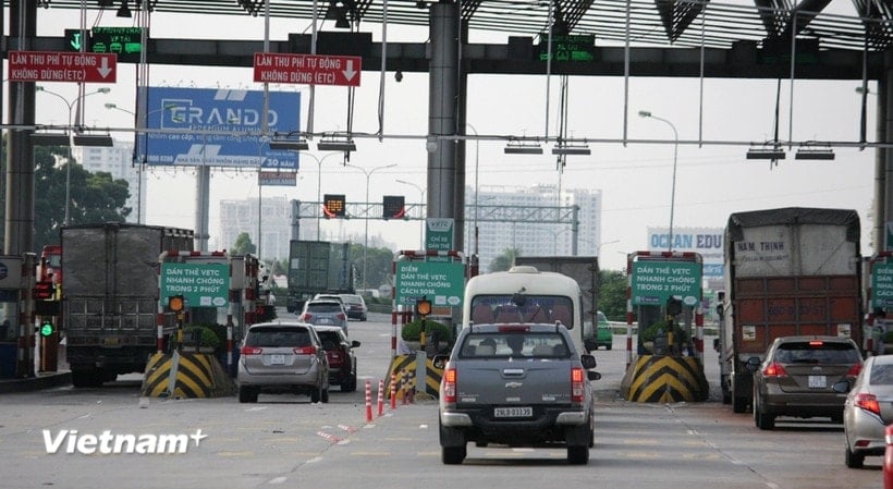 Phương tiện lưu thông qua một trạm thu phí BOT. (Ảnh: Việt Hùng/Vietnam+)