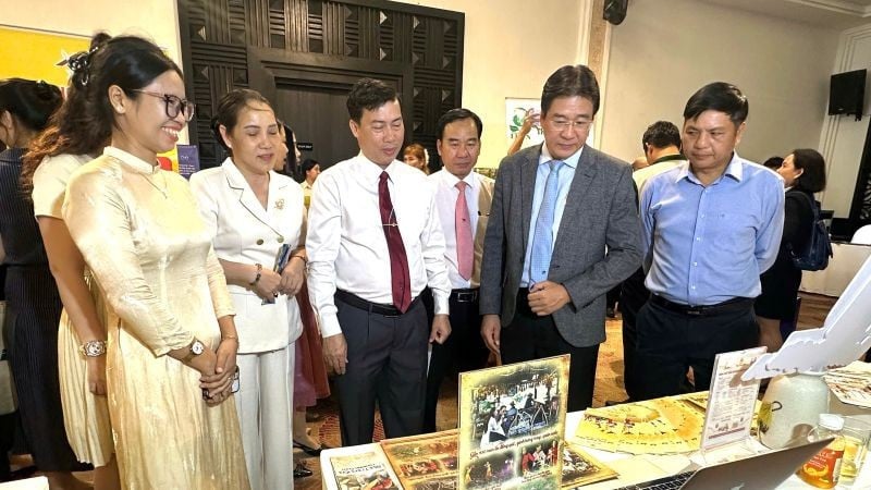 Los delegados de la provincia de Khanh Hoa visitaron los stands de la provincia de Dak Lak.