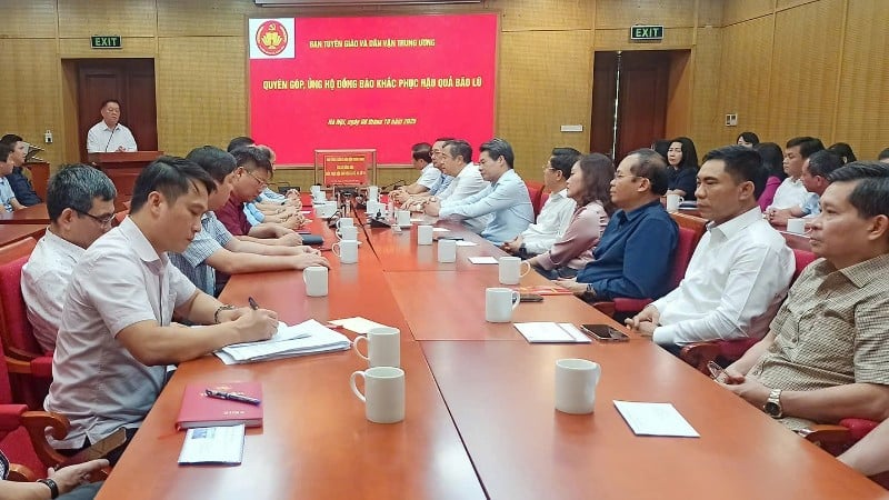 Quang cảnh tại buổi quyên góp, ủng hộ đồng bào khắc phục hậu quả bão lũ.