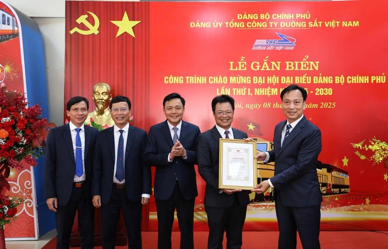 Đường sắt gắn biển công trình chào mừng Đại hội Đảng bộ Chính phủ- Ảnh 2.
