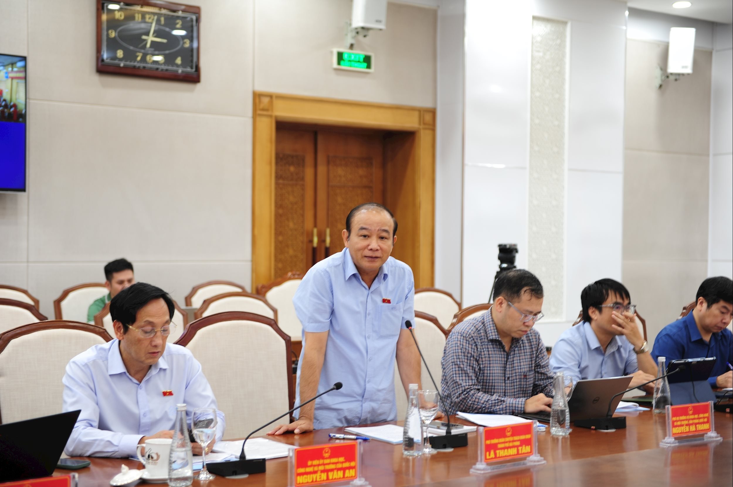 Deputy Head of the National Assembly Delegation of Hai Phong City La Thanh Tan speaks