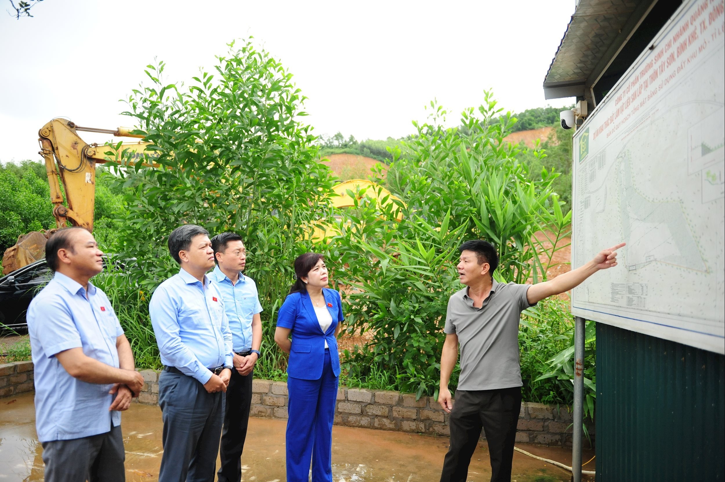 The working group conducted a field survey at Truong Sinh Mine - photo: Thanh Chi