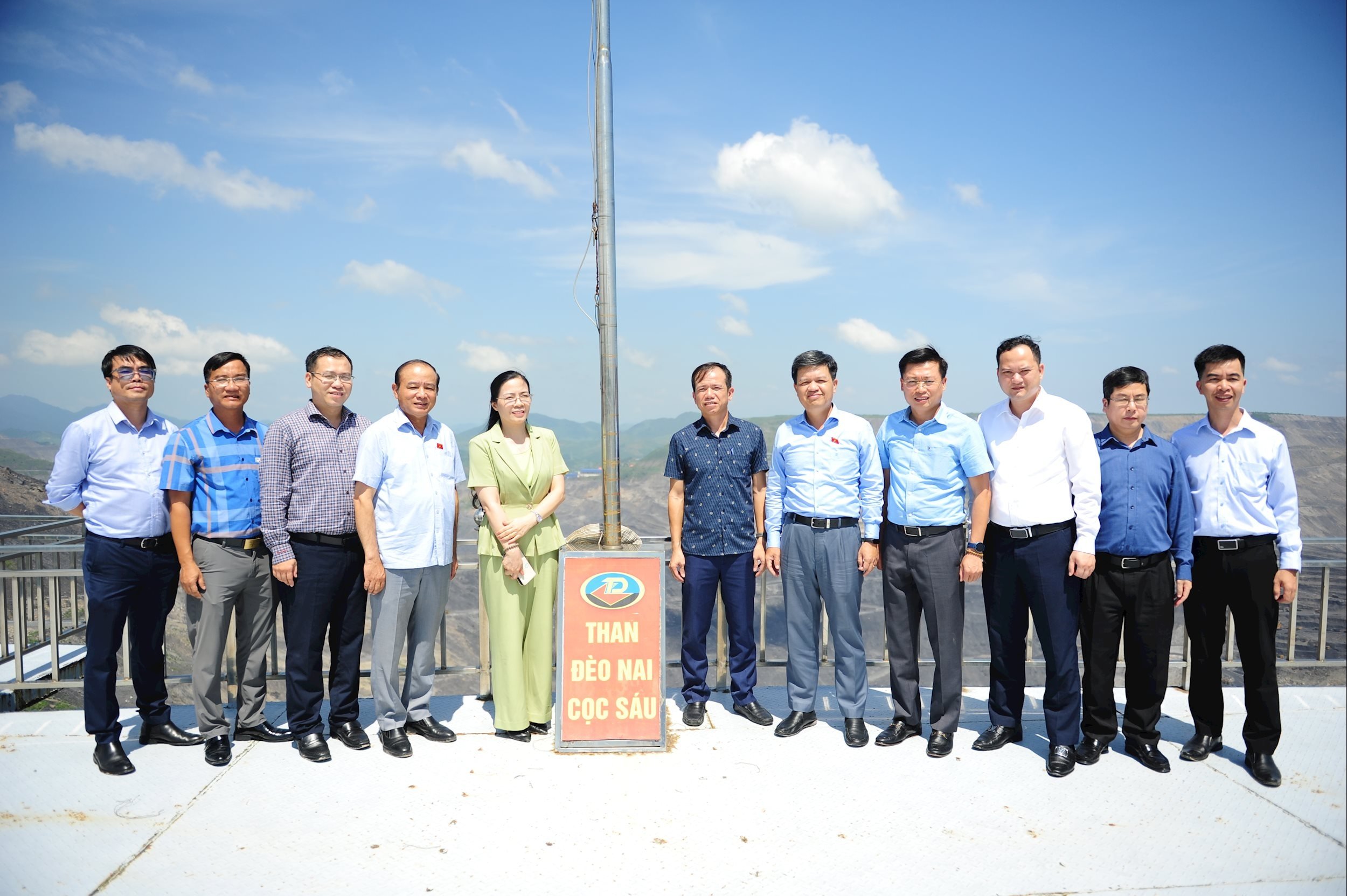 The working group conducted a field survey at Deo Nai - Coc Sau Coal Mine - photo: Thanh Chi