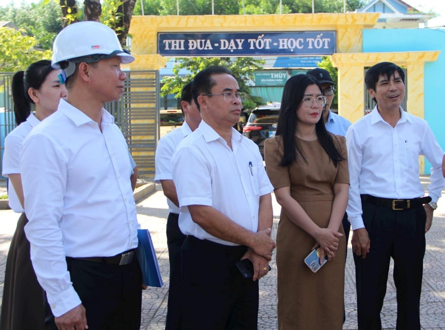 Vice ordförande för stadens folkkommitté, Tran Anh Tuan, inspekterade Hoa Son Primary School nr 1 (Hoa Khanh-distriktet). Foto: NGOC HA
