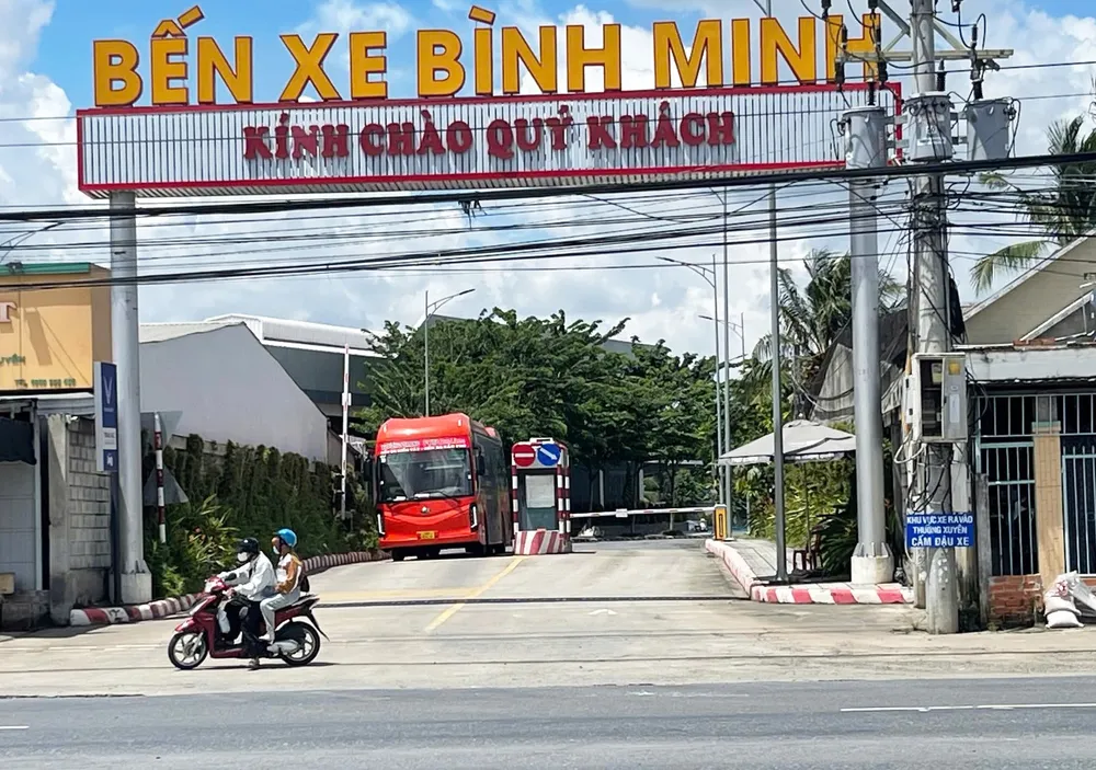 Der Busbahnhof Binh Minh liegt an der Nationalstraße 1A im Bezirk Binh Minh in der Provinz Vinh Long.