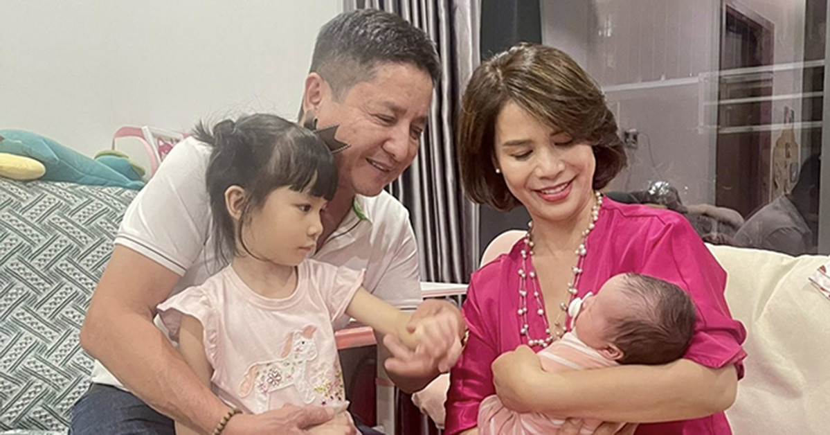 Hạnh phúc xế chiều của Chí Trung và doanh nhân Ý Lan, Hòa Minzy vui hết cỡ bên đạo diễn 'Mưa đỏ'