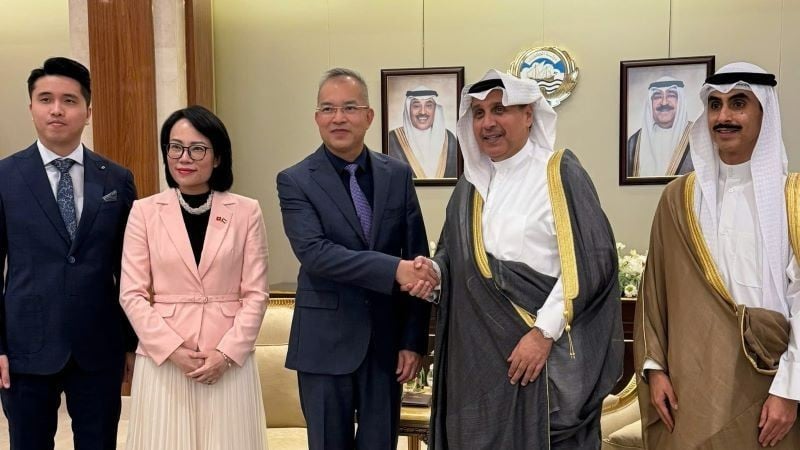 L'ambassadeur Nguyen Duc Thang et le ministre chargé du Cabinet du roi du Koweït et chef du Cabinet du prince héritier du Koweït. (Photo : Ambassade du Vietnam au Koweït)