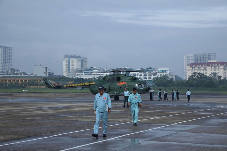 Quân đội điều trực thăng vận chuyển 8 tấn hàng cứu trợ tới người dân Lạng Sơn- Ảnh 1.