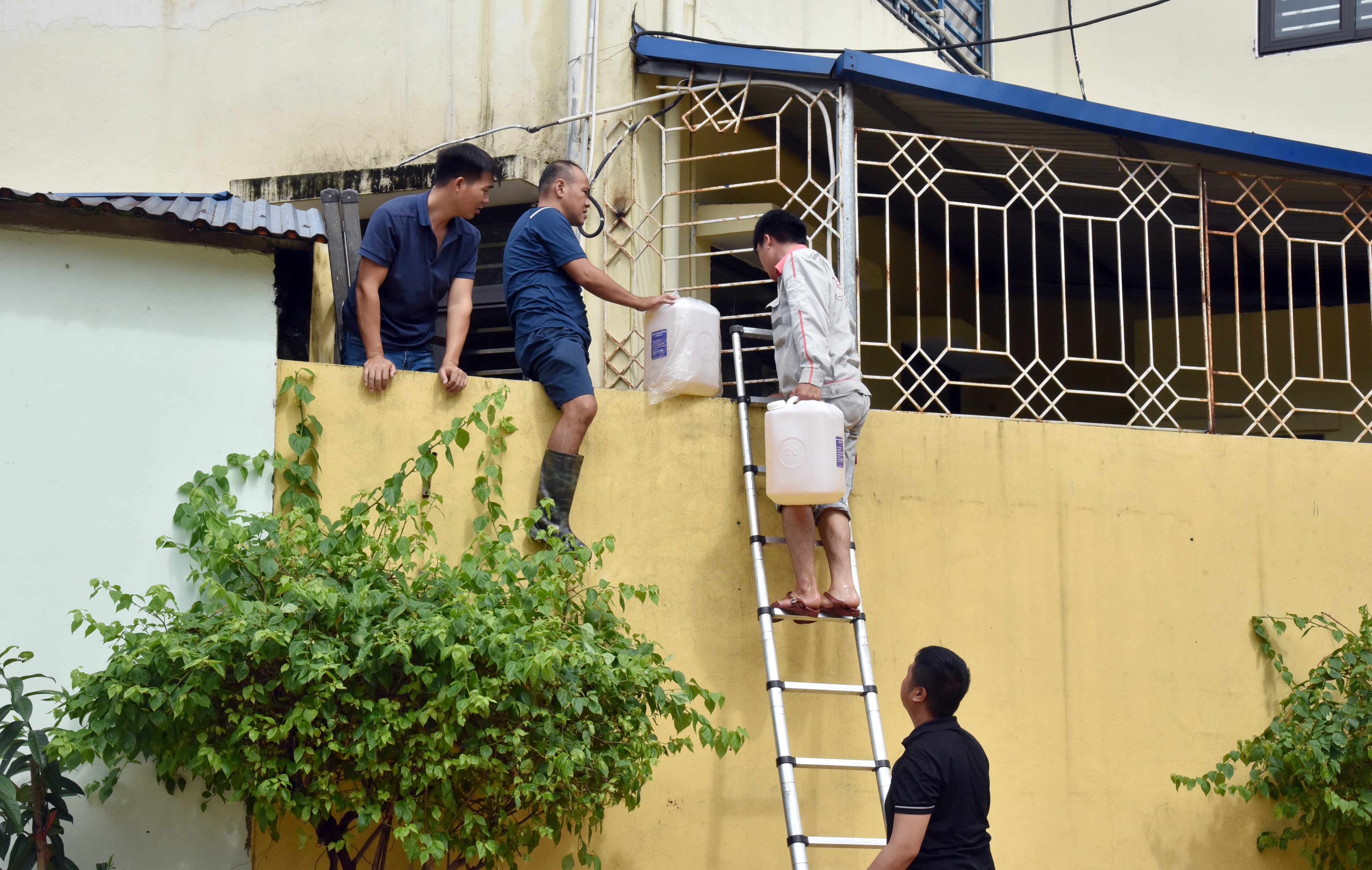 Supplying necessities and fuel to the Thai Nguyen Center for Supporting the Development of Inclusive Education.