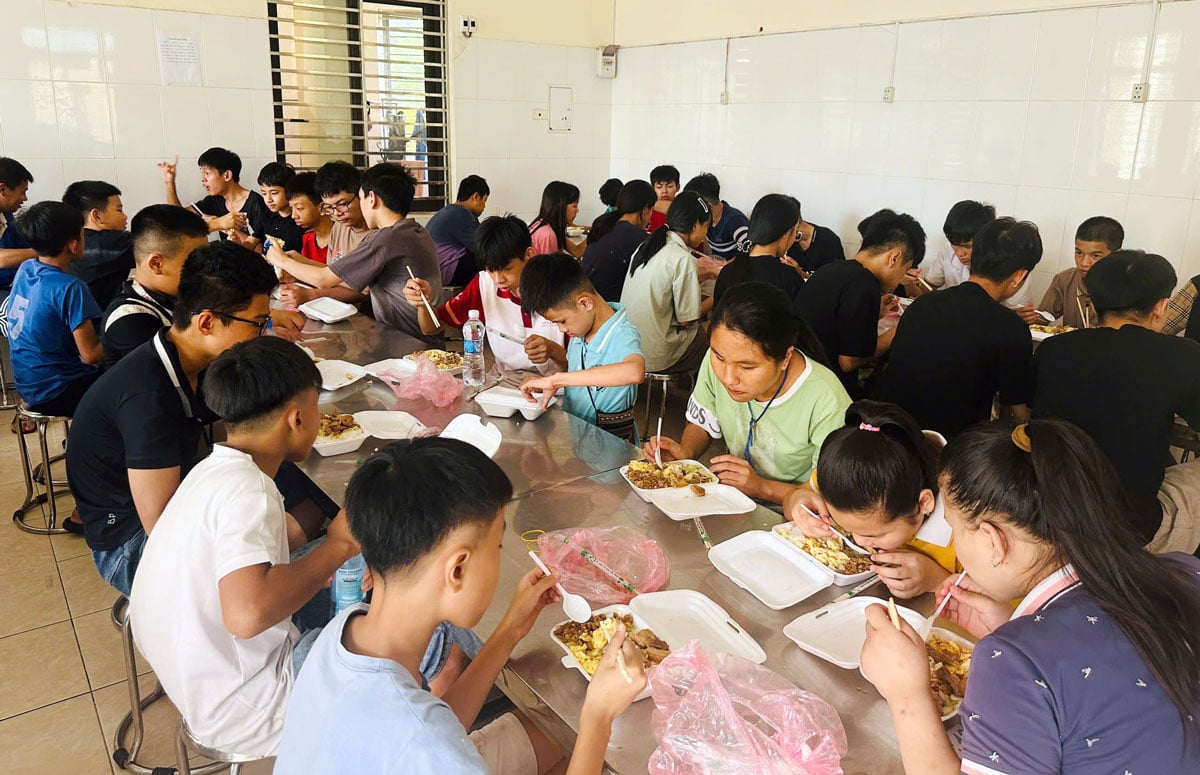 Charity meal of students of Thai Nguyen Center for Supporting the Development of Inclusive Education.