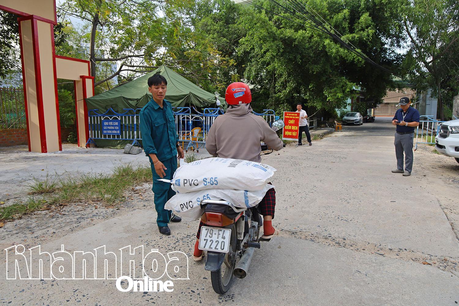 Chốt kiểm dịch động vật tại tổ dân phố Phước Hạ.