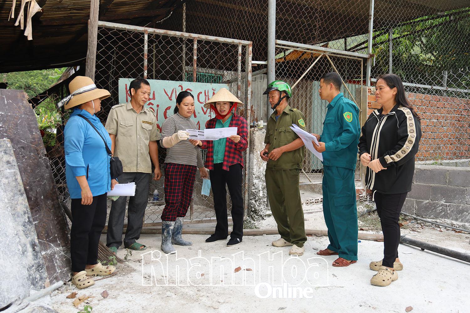 Tổ vận động công tác phòng, chống dịch bệnh động vật tổ dân phố Phước Hạ tuyên truyền, hướng dẫn phòng, chống dịch.