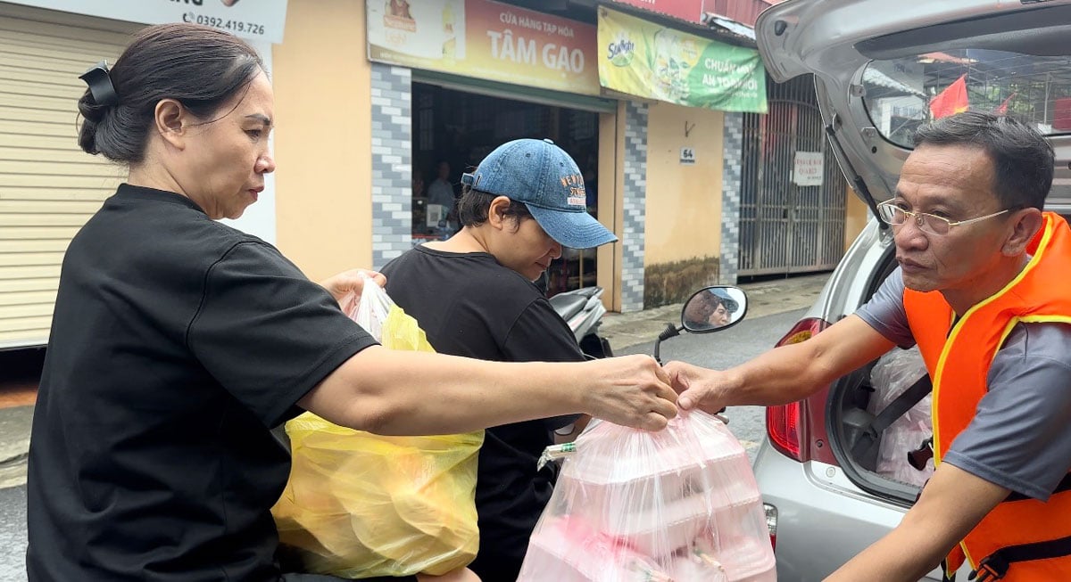 Mr. La Duong Chung, group 5, Phan Dinh Phung ward joined the volunteer group.
