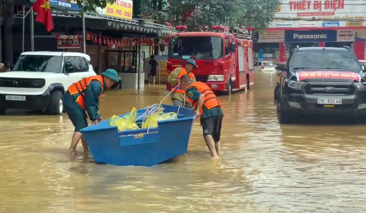 Authorities were present to support people in flooded areas.