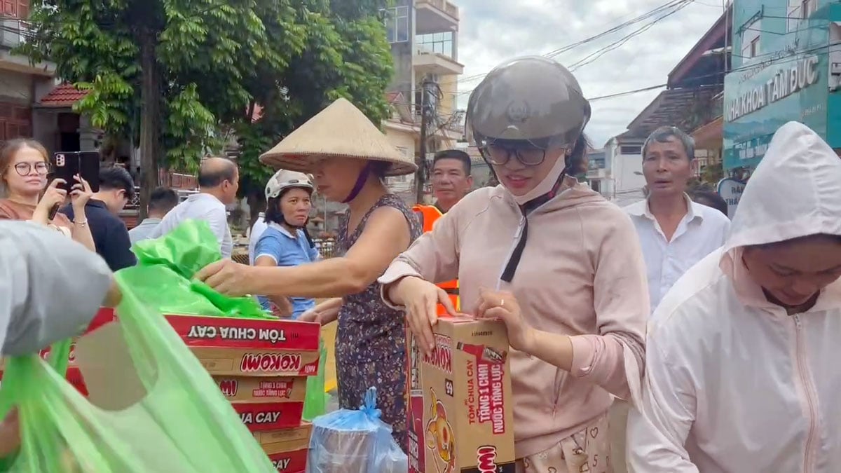 Flood victims received timely support with drinking water and food.