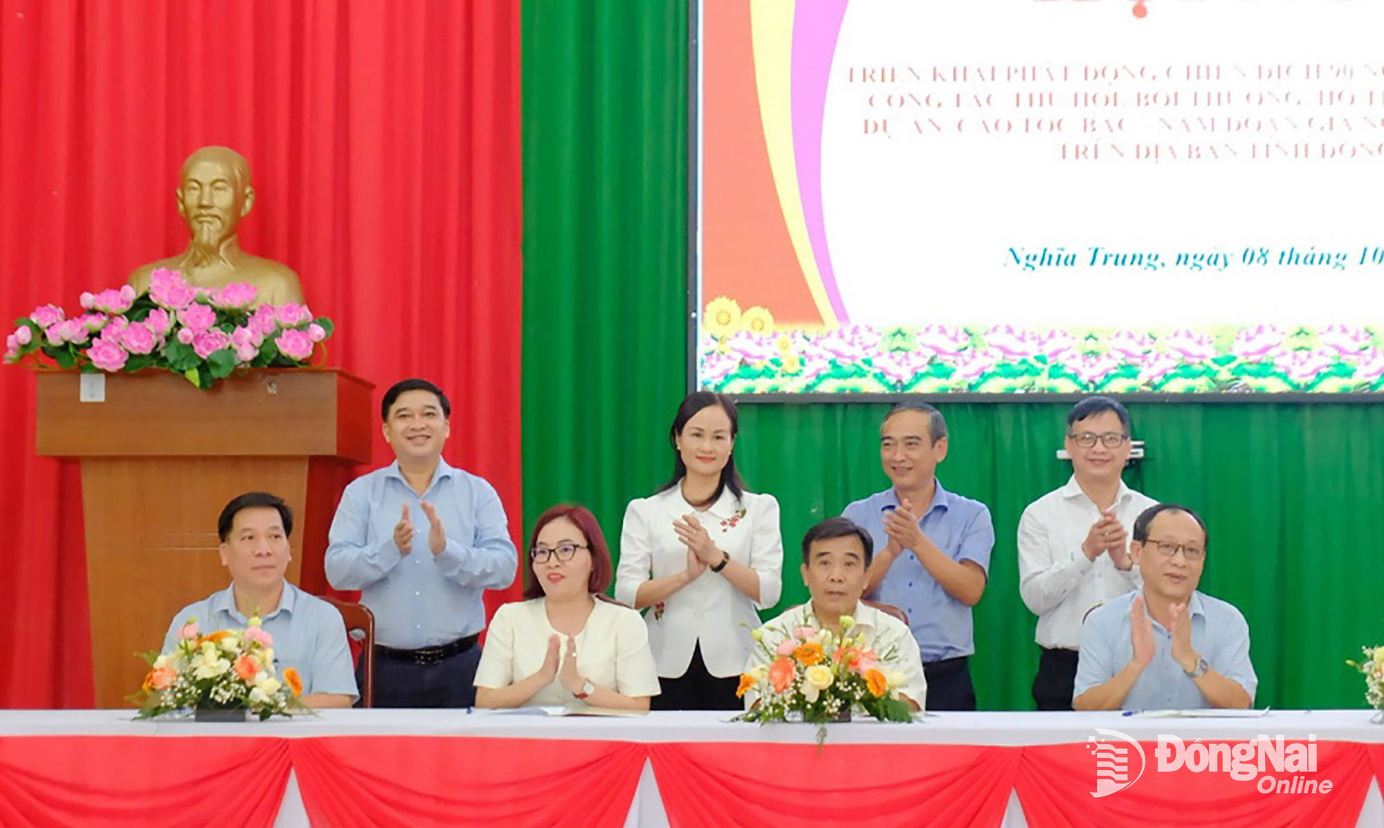 ថ្នាក់ដឹកនាំខេត្តបានធ្វើជាសាក្សីចំពោះអង្គភាពដែលបានចុះហត្ថលេខាលើកិច្ចព្រមព្រៀងអនុវត្តផែនការរយៈពេល 90 ថ្ងៃ និងយប់ ដើម្បីអនុវត្តការទទួលបានដី សំណង ការគាំទ្រ និងការតាំងទីលំនៅថ្មីសម្រាប់គម្រោងផ្លូវល្បឿនលឿន Gia Nghia - Chon Thanh ។ រូបថត៖ អ្នករួមចំណែក 