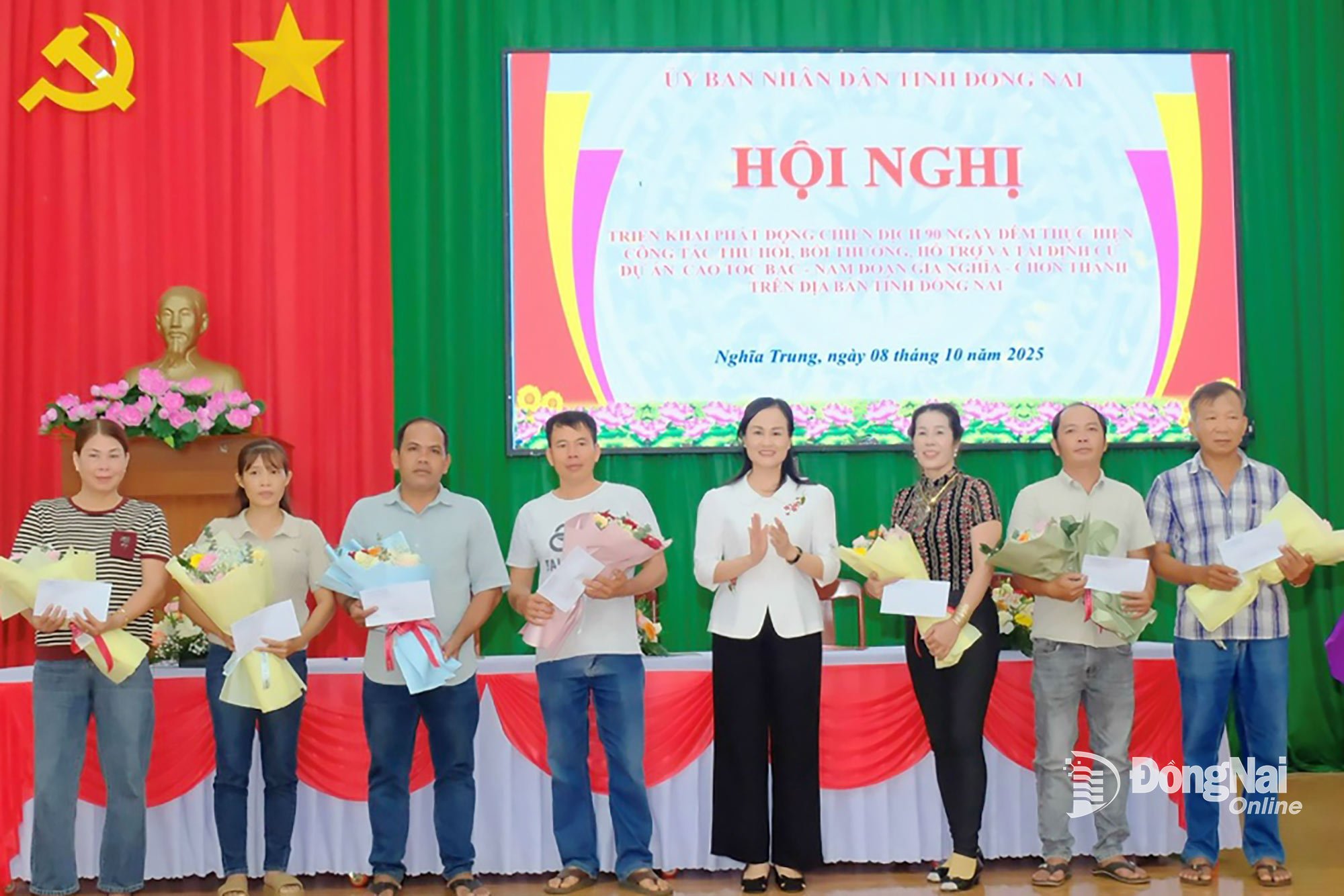 សមាជិកគណៈកម្មាធិការអចិន្ត្រៃយ៍ខេត្ត លេខាបក្ស ប្រធានក្រុមប្រឹក្សាប្រជាជនសង្កាត់ Binh Phuoc លោក Giang Thi Phuong Hanh បានប្រគល់រង្វាន់ដល់គ្រួសារដែលបានប្រគល់ទីតាំងមុនកាលកំណត់ ដើម្បីបម្រើការកសាងគម្រោង។ រូបថត៖ អ្នករួមចំណែក 