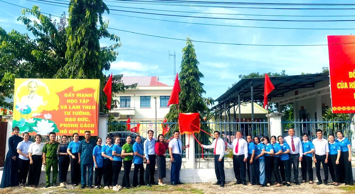 Khánh thành công trình Vườn hoa phụ nữ.